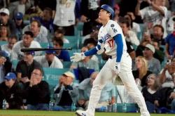 开云下载-詹姆斯大赞庫(kù)裡(lǐ)：他堪(kān)稱(chēng)篮球(qiú)界的大谷翔平