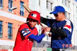 开云体育APP下载-【图片(piàn)故事】棒球(qiú)教(jiào)练华旦班玛：为高原牧區(qū)孩子挥出一条“梦想(xiǎng)之路”