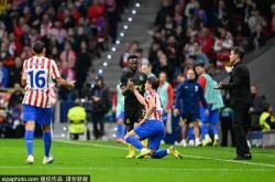 开云平台-伯纳乌再现Siu庆祝！NFL西班牙赛，球员与伯纳乌球迷激情同Siu