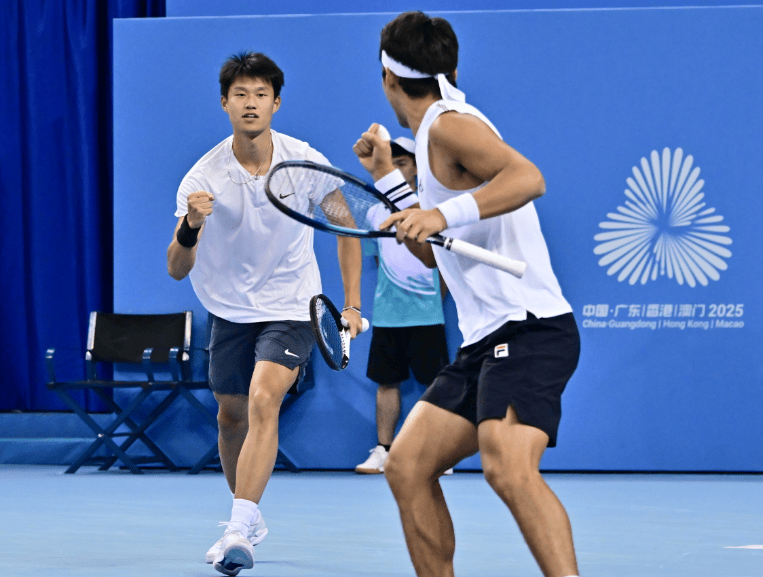 全运会网球男双决赛:唐盛 / 孙浅 2-1 力克布云朝克特 / 郑展，逆转夺金