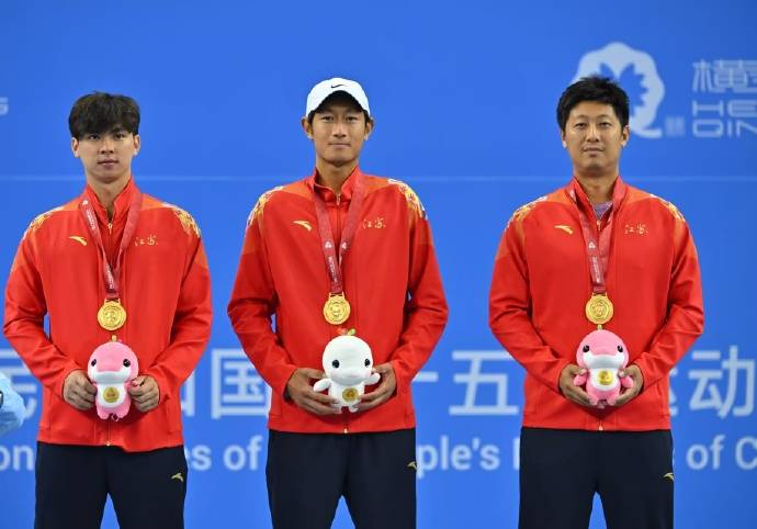 全运会网球男双决赛:唐盛 / 孙浅 2-1 力克布云朝克特 / 郑展，逆转夺金