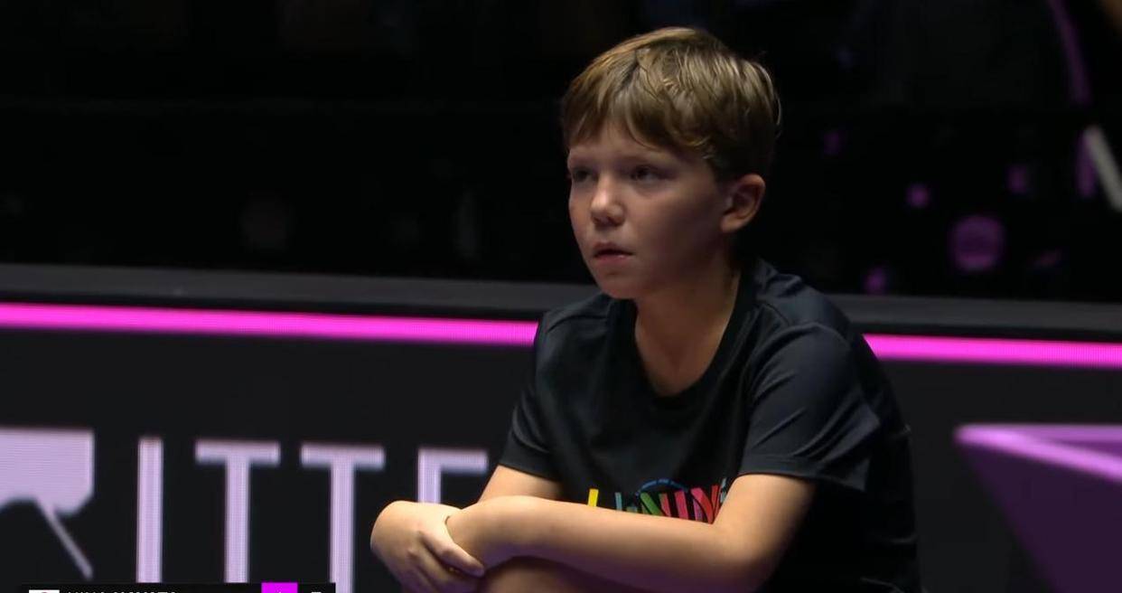 突发！早田希娜忽然暂停比赛，手指球童抗议