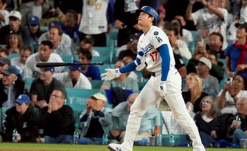 詹姆斯盛赞库里：篮球界的“大谷翔平”