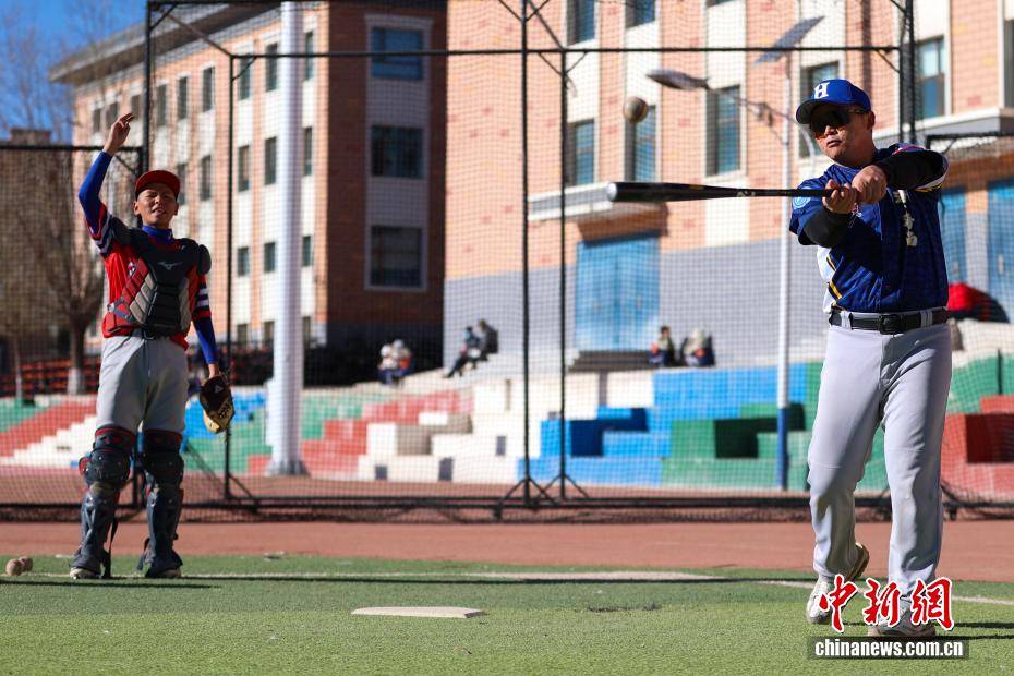【图片故事】棒球教练华旦班玛：为高原牧区孩子挥出一条“梦想之路”