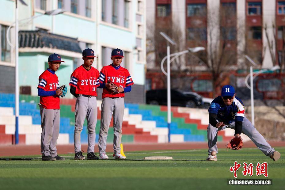 【图片故事】棒球教练华旦班玛：为高原牧区孩子挥出一条“梦想之路”