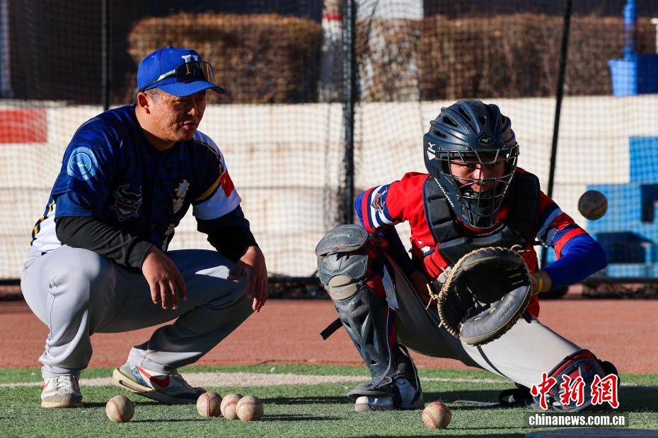 【图片故事】棒球教练华旦班玛：为高原牧区孩子挥出一条“梦想之路”