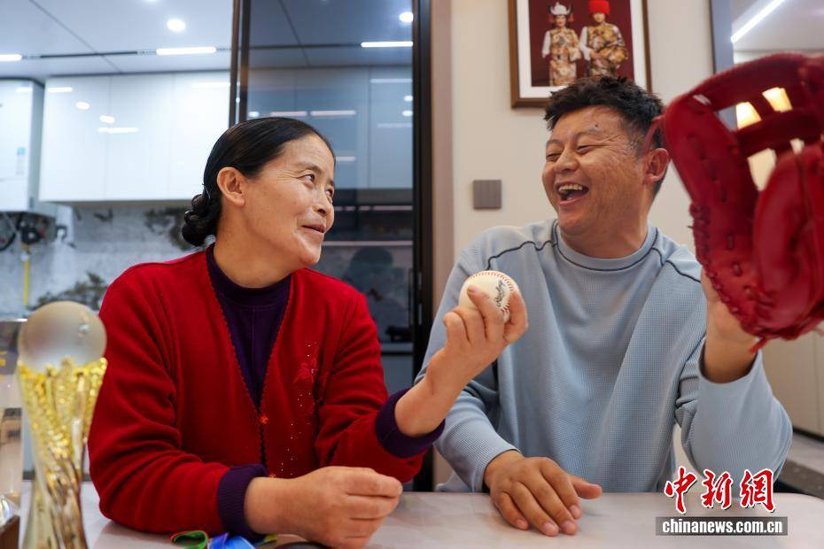 【图片故事】棒球教练华旦班玛：为高原牧区孩子挥出一条“梦想之路”