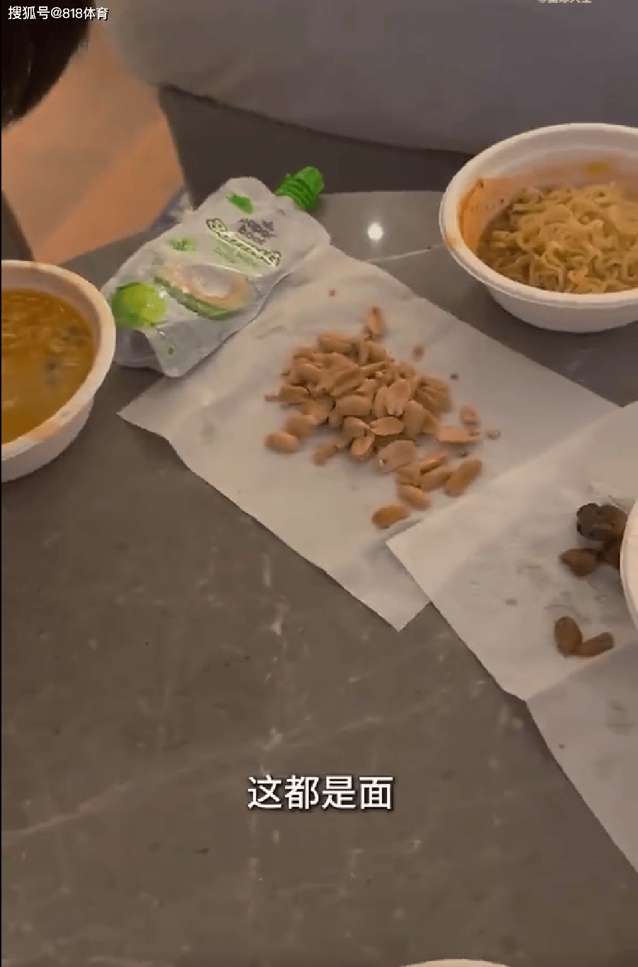 感动!邱贻可印度比赛给孙颖莎煮泡面,莎莎吃得津津有味邱导喝碗清汤