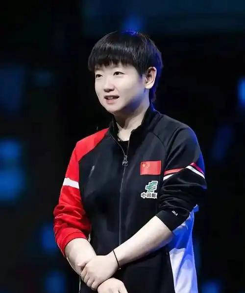 比赛忘带毛巾，孙颖莎机智应对引关注，马龙也遇尴尬，刘国梁评价恰如其分