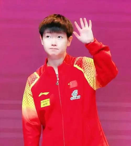 比赛忘带毛巾，谁注意孙颖莎妙招？马龙也遇尴尬，刘国梁评价不无道理