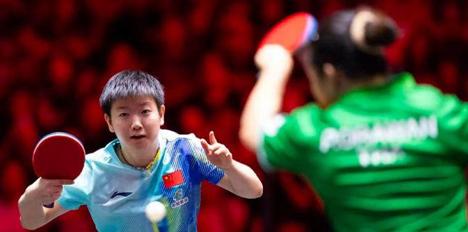 比赛忘带毛巾，谁注意孙颖莎妙招？马龙也遇尴尬，刘国梁评价不无道理